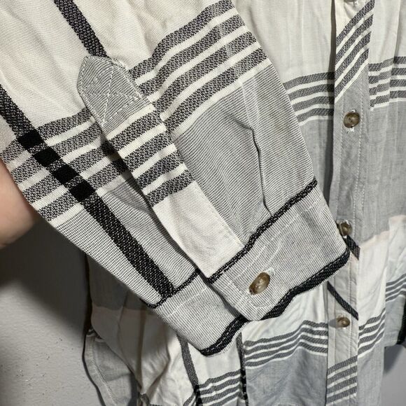 Universal Thread Button Up Shirt Women’s Size M Black & Cream Hint of Pink Plaid - Picture 4 of 10